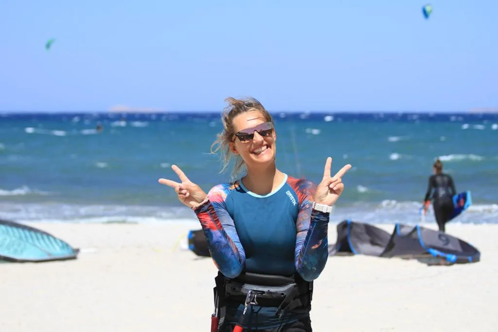 Arja van Dam op het strand van Brouwersdam na kitesurfles