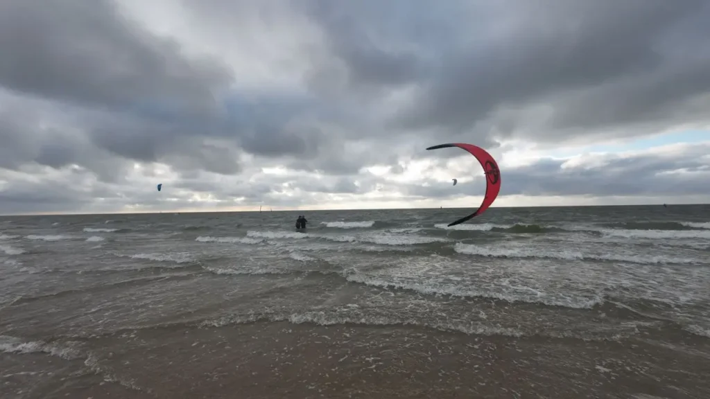 Kitesurfen bij optimale windcondities op Brouwersdam